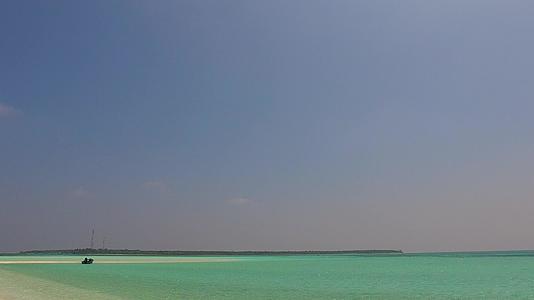 热带海岸海滩海滩度假热带海滩海滩棕榈树附近有白沙背景视频的预览图