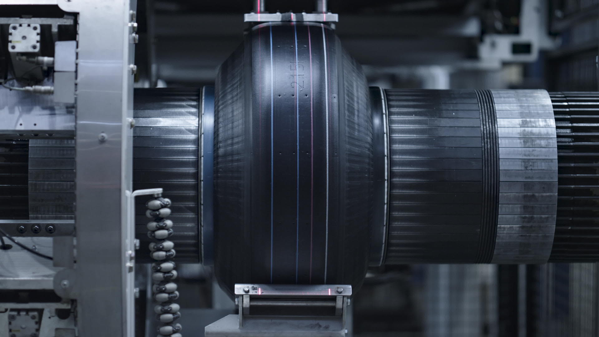 现代机器人机械轮胎制造过程中的自动化车间特写镜头视频的预览图
