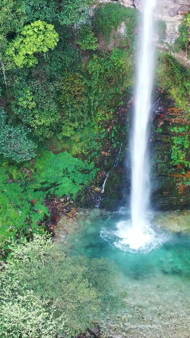 深山峡谷之间清澈的水流瀑布视频的预览图