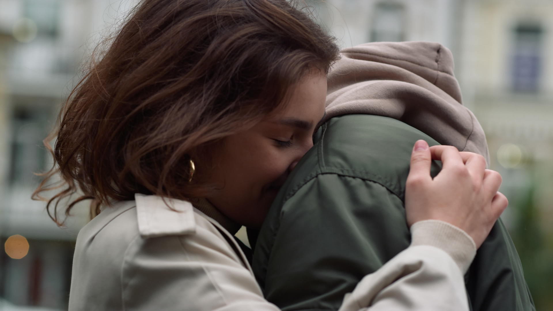 快乐的情侣拥抱在城市街道上视频的预览图