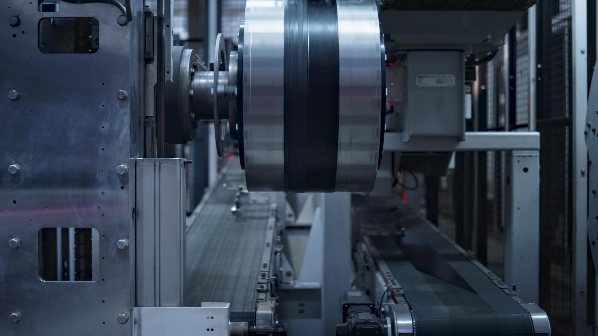 现代化车间自动旋转的详细轮胎生产机视频的预览图