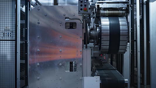 在技术工厂机器人轮胎冲压机自动工作视频的预览图