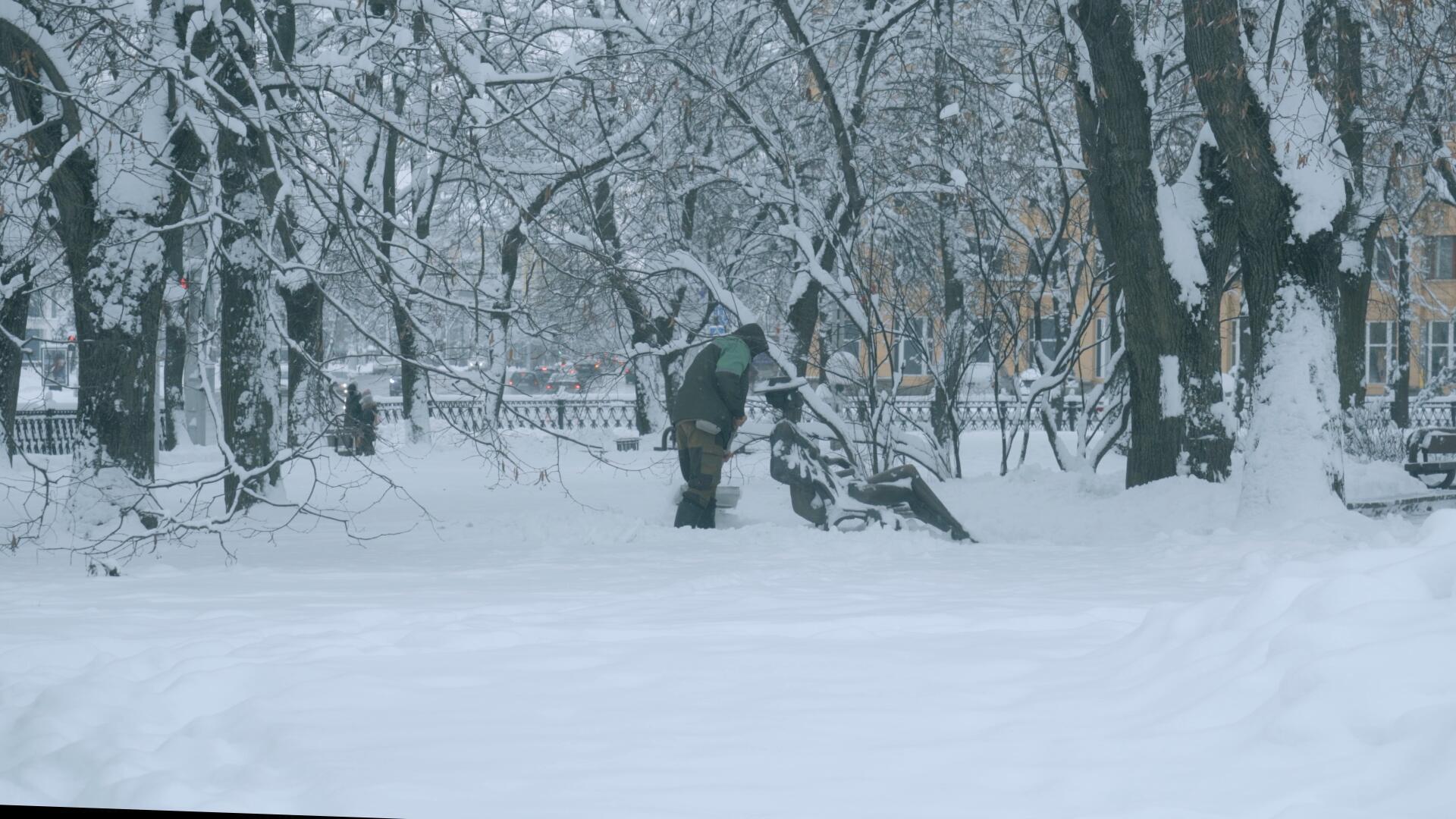 暴风雪后城市街道清晨积雪的人视频的预览图