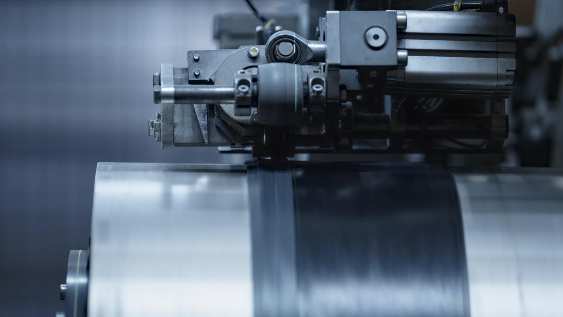特写镜头轮胎厂自动旋转橡胶带自动旋转视频的预览图