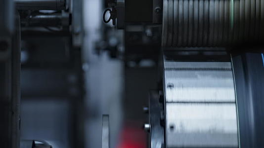 工厂旋转机械自动化机械上的详细橡胶轮胎胶带视频的预览图