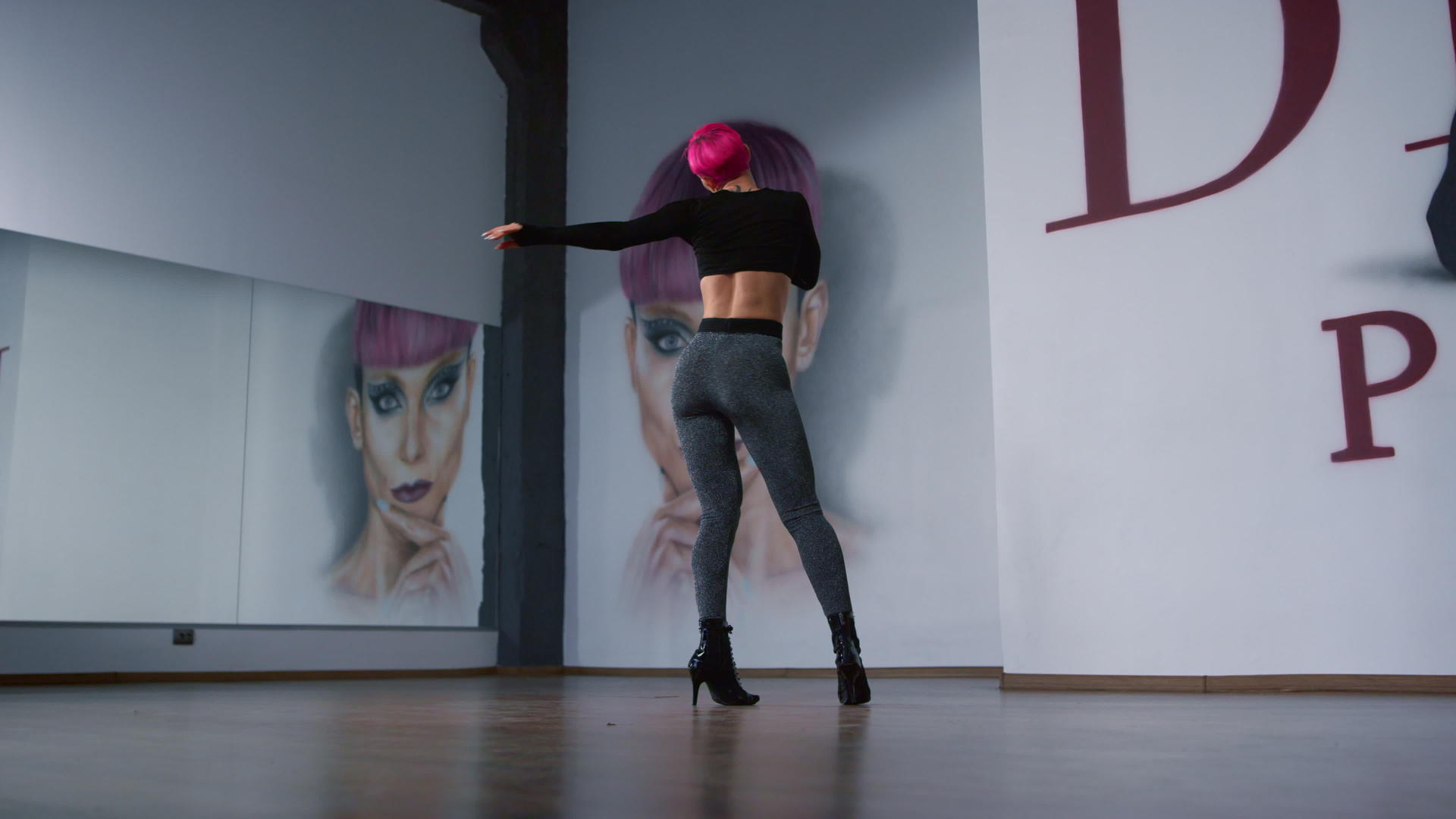 穿着高跟鞋的女人在演播室跳舞视频的预览图