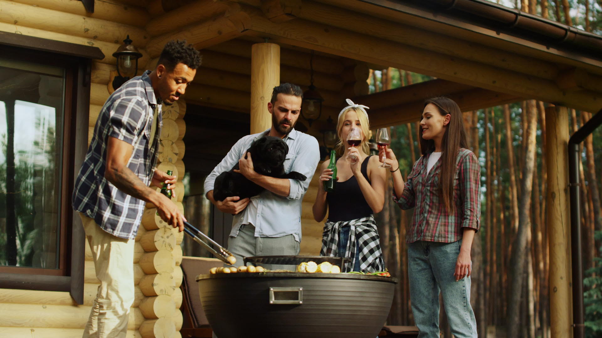 一群外国朋友在小木屋前烧烤视频的预览图