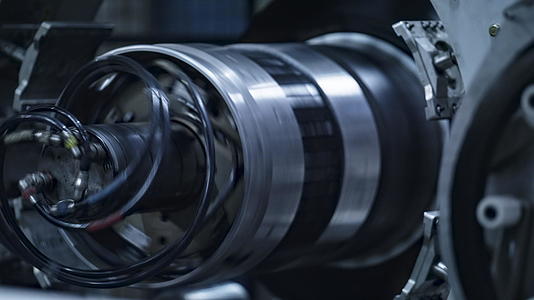 工厂带橡胶带的详细轮胎生产机构旋转视频的预览图