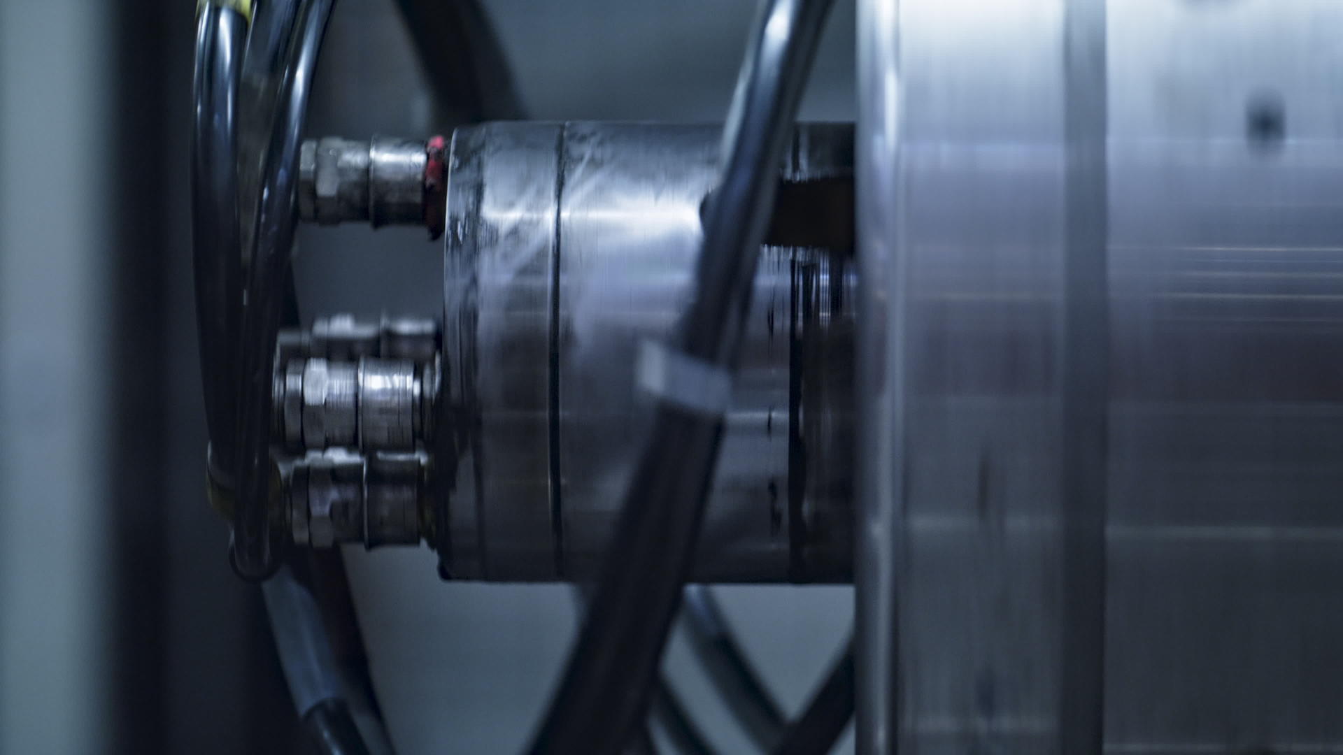 工厂用橡胶坯料旋转的详细轮胎成型机视频的预览图
