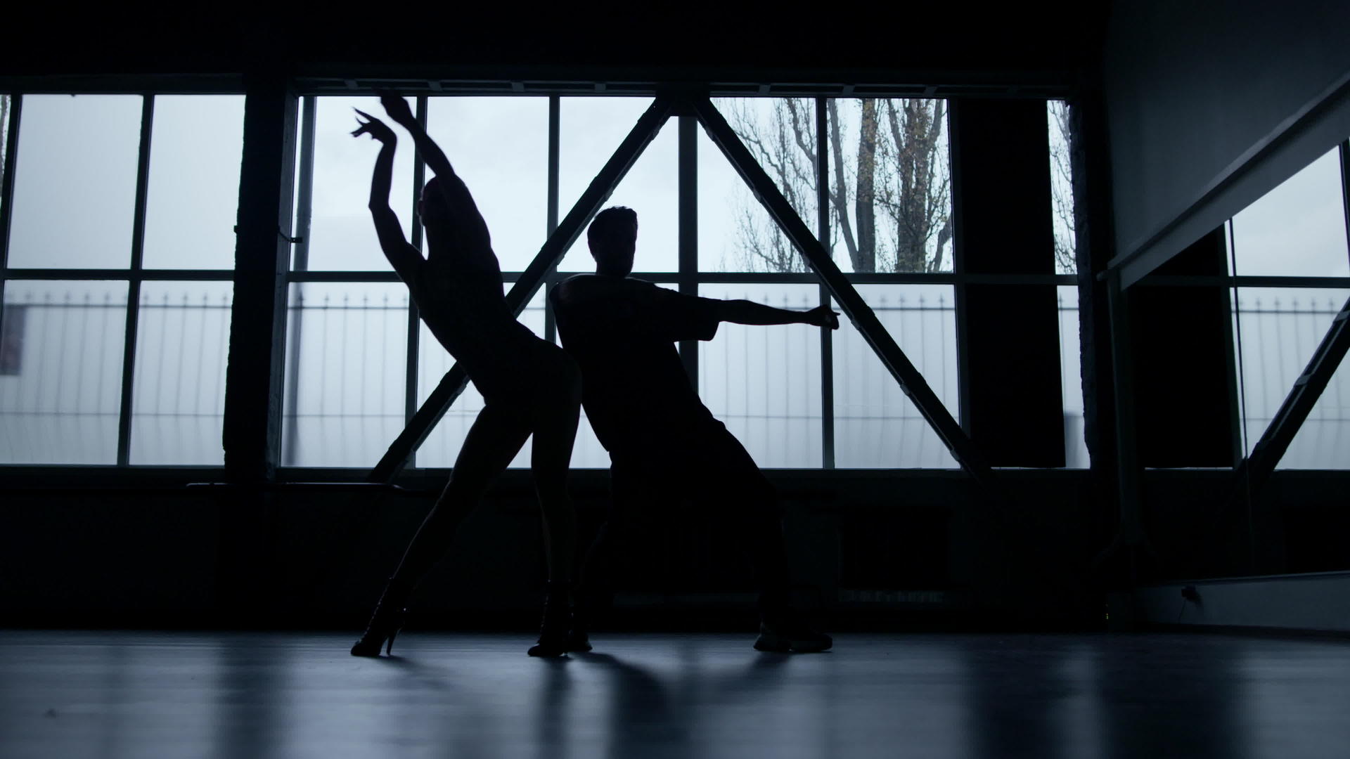 舞者在黑暗的演播室里表演嘻哈剪影视频的预览图