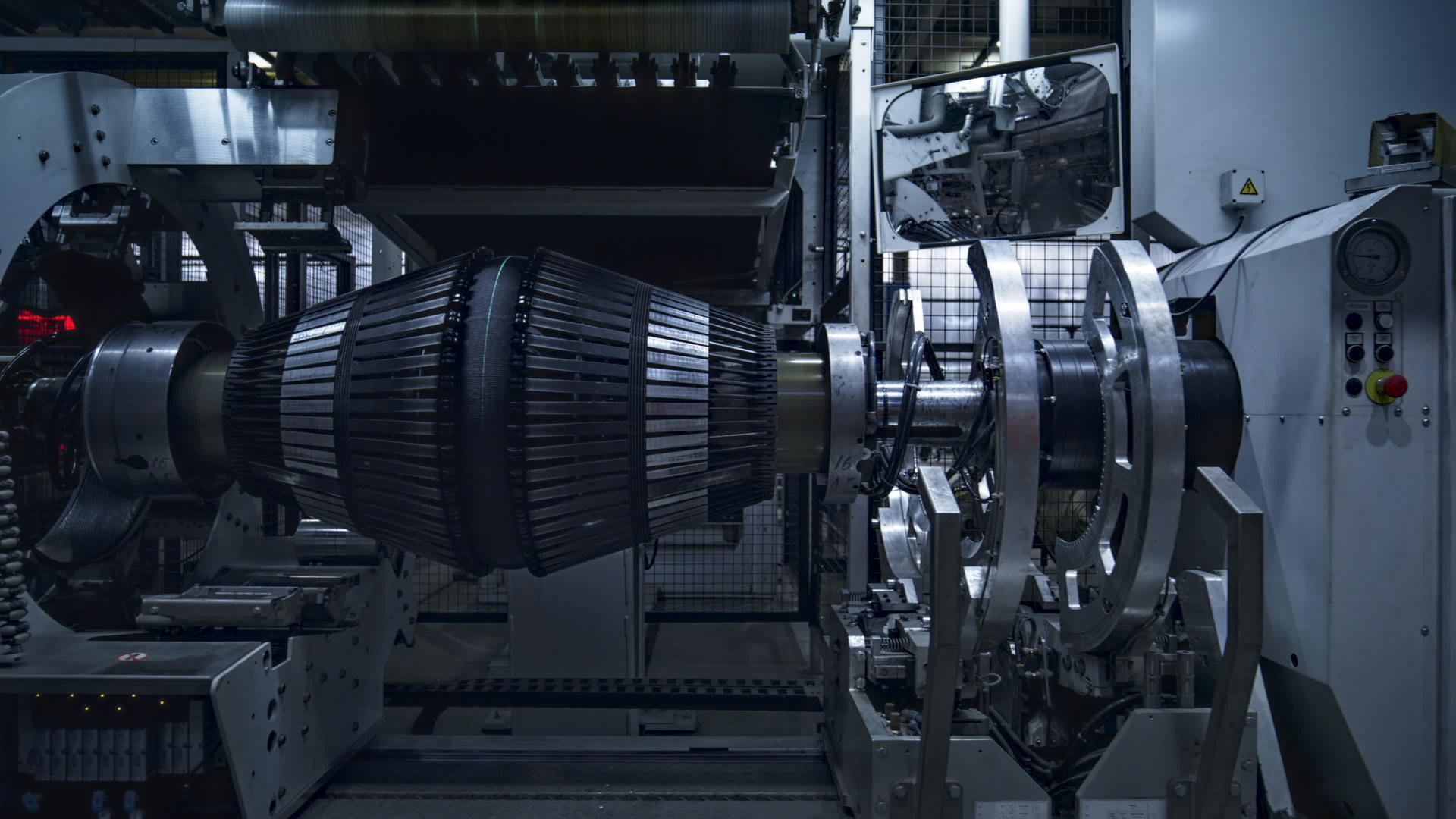 现代化生产中的自动轮胎生产设备冲压工艺视频的预览图