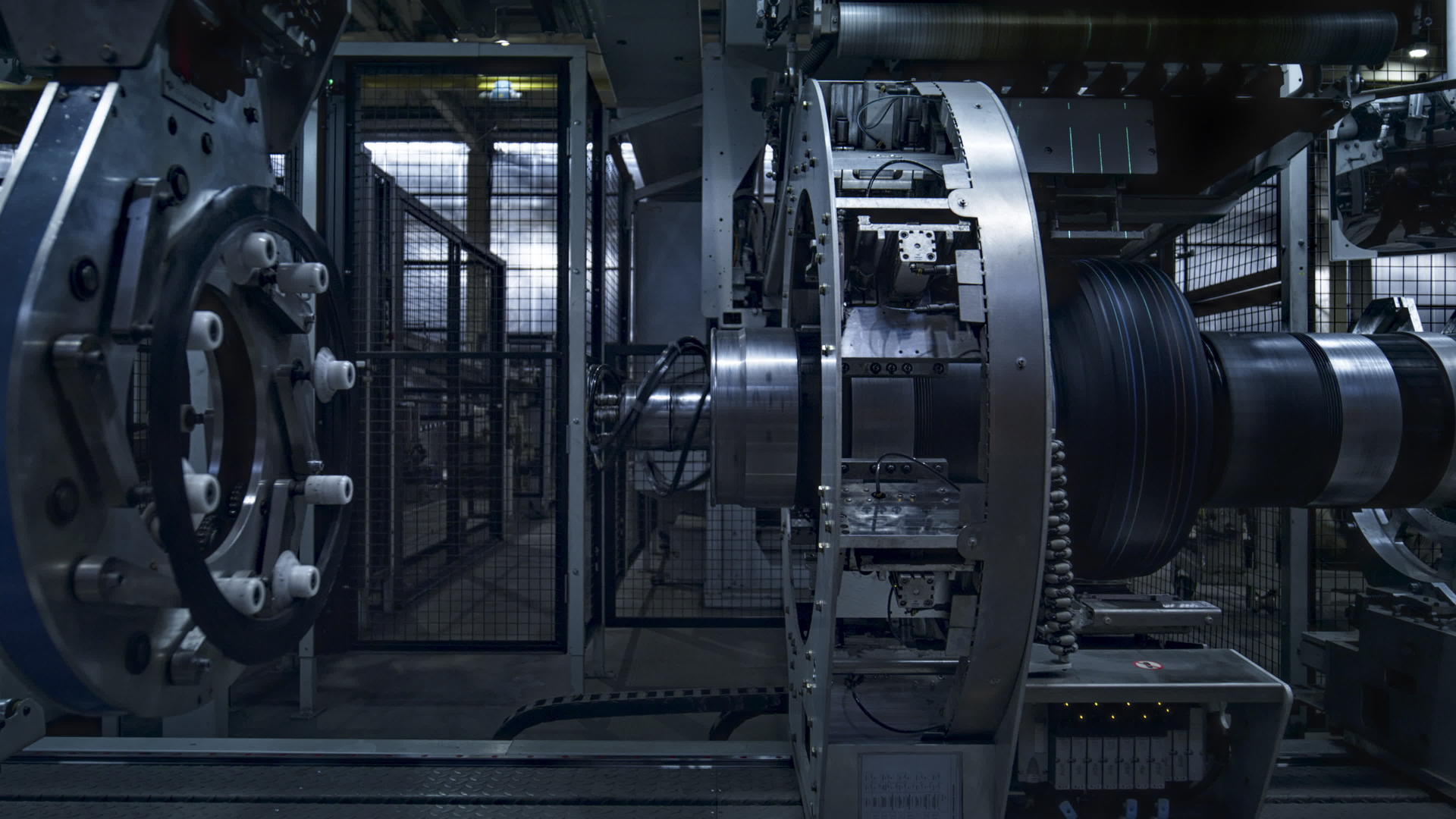 现代机器人汽车轮胎生产机在工厂自动工作视频的预览图