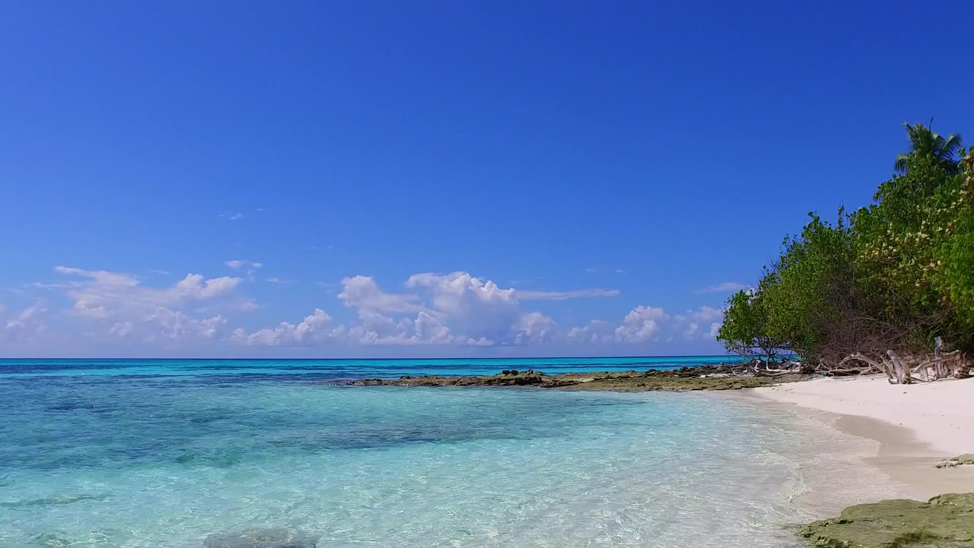 蓝水以白沙为背景在冲浪附近进行豪华海滩旅行视频的预览图
