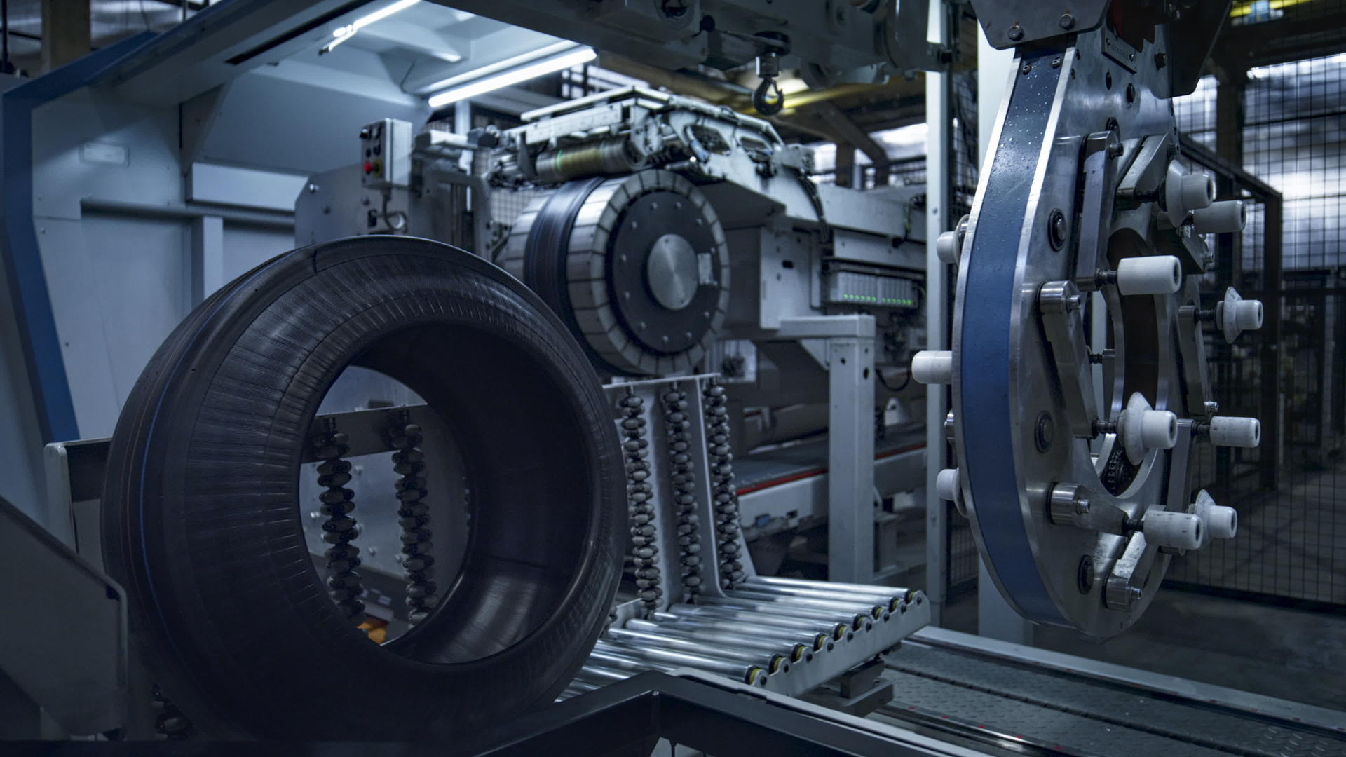 现代化工业机器自动运转的技术工厂轮胎视频的预览图
