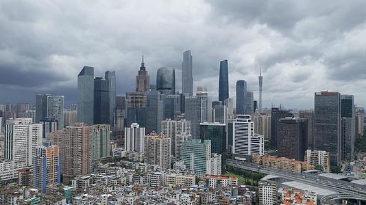 台风来临前的珠江新城视频的预览图