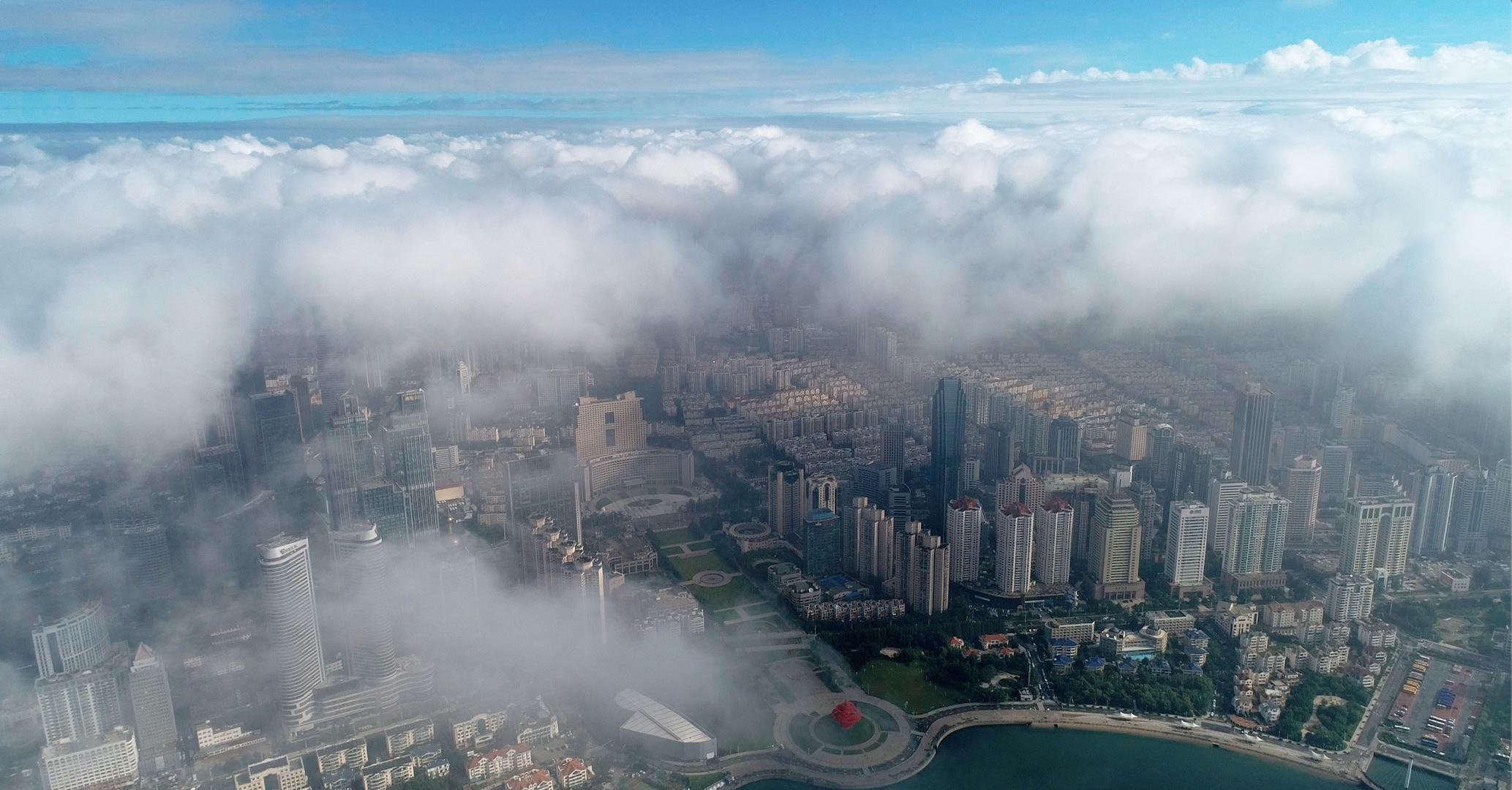 4k航拍从云层之上看青岛五四广场海滨视频的预览图