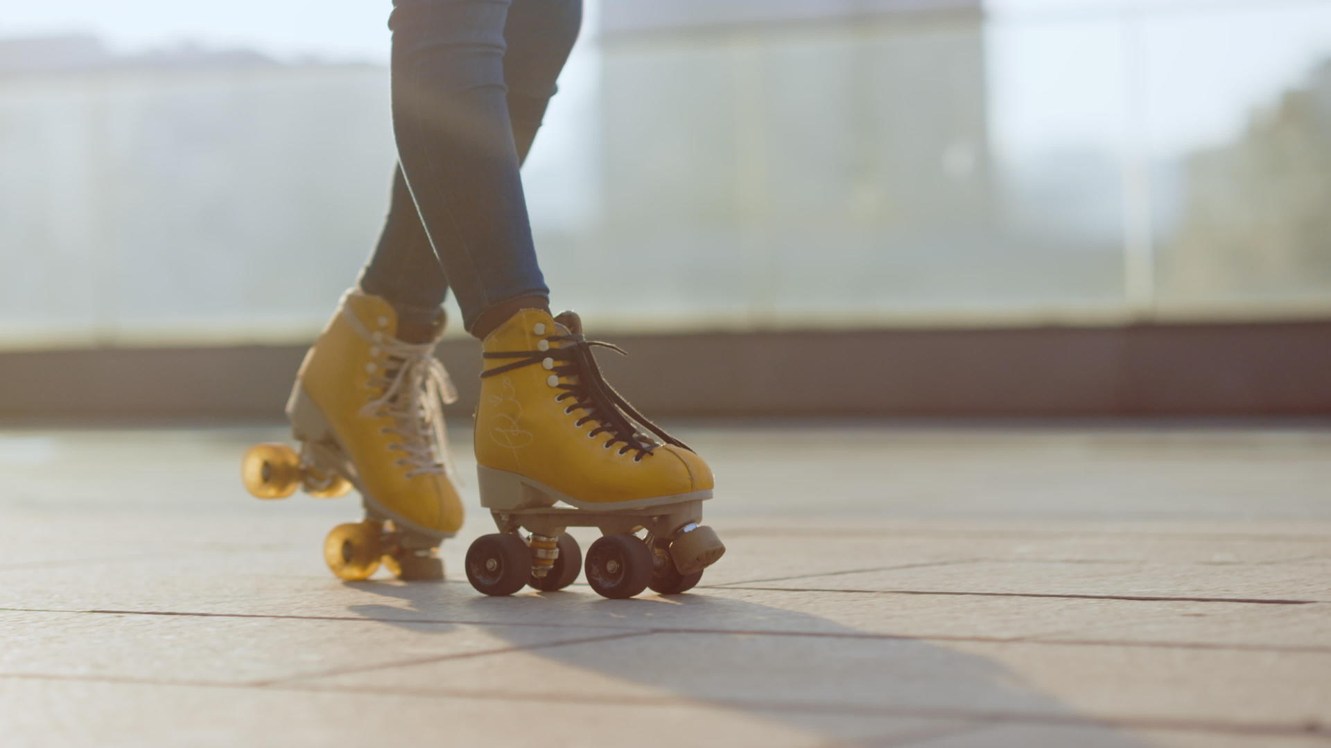 女人在户外溜冰场滑冰视频的预览图