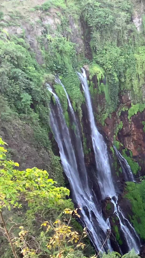 印度尼西亚爪哇岛TumpakSewu瀑布视频的预览图