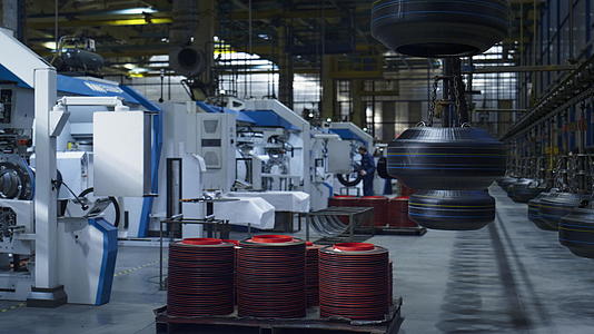 现代轮胎厂具有背景工作者的储存技术机械视频的预览图