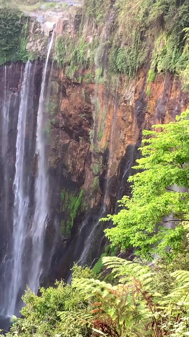 印度尼西亚爪哇岛TumpakSewu瀑布视频的预览图