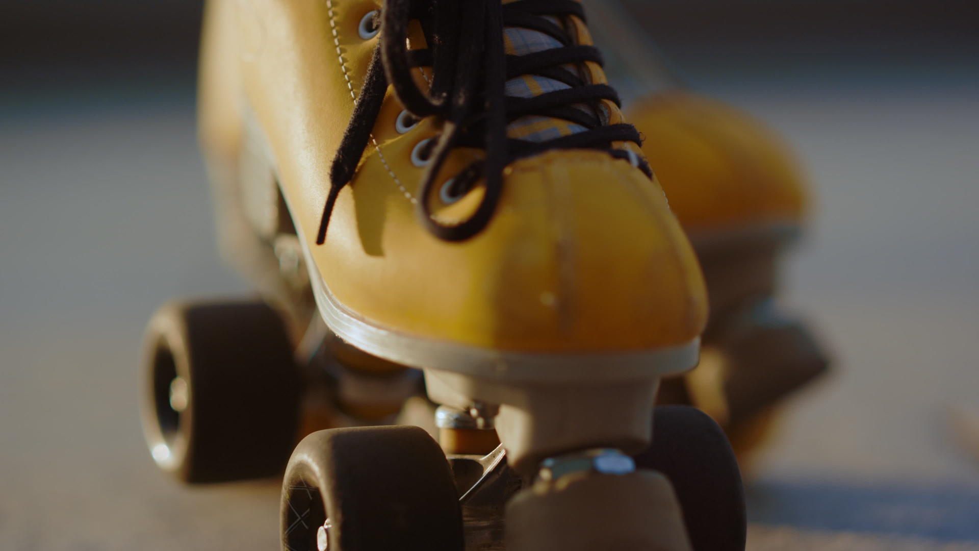 黄色旱冰鞋特写视频的预览图