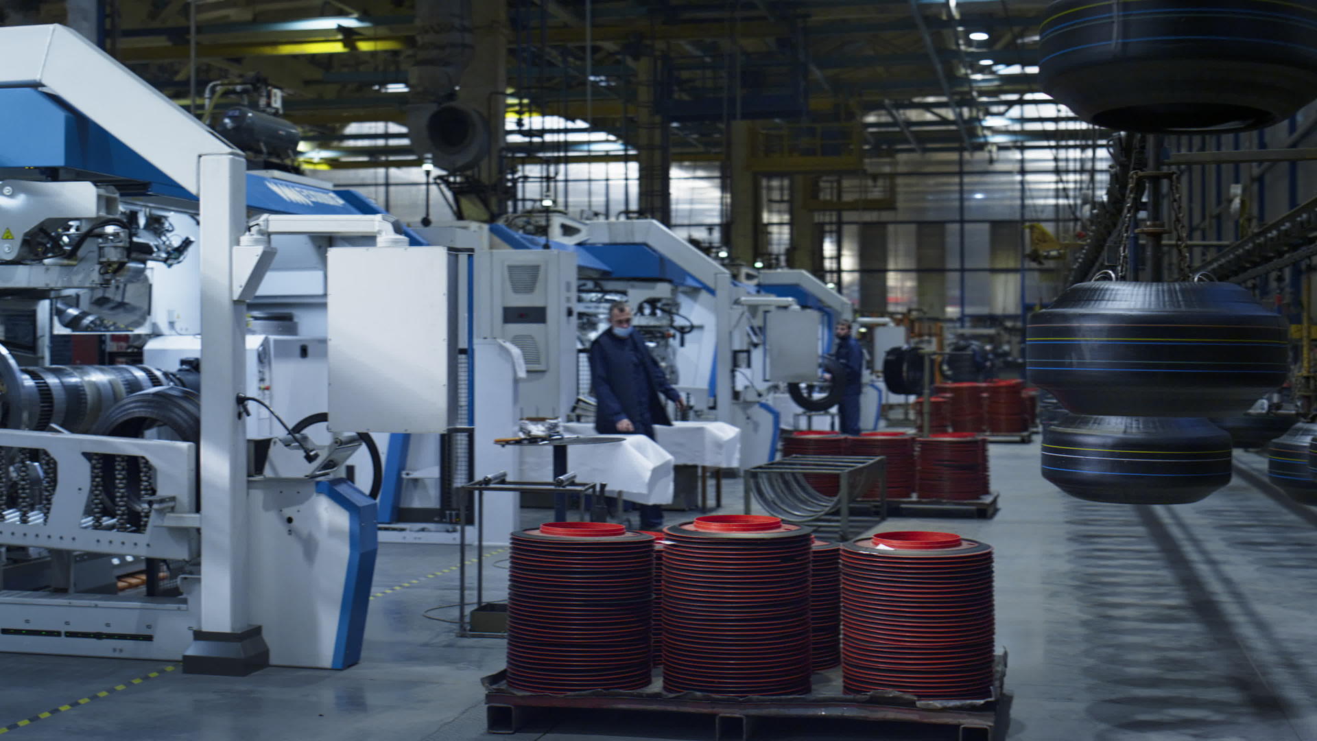 轮胎厂工人控制生产新型橡胶产品视频的预览图
