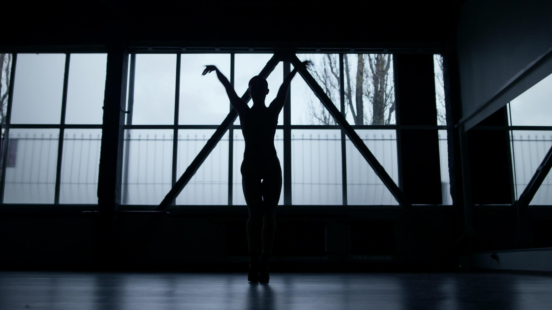 在工作室跳舞的运动女孩剪影视频的预览图
