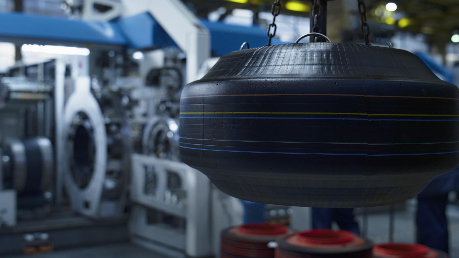 在现代机器上轮胎厂仓储员工控制生产过程视频的预览图