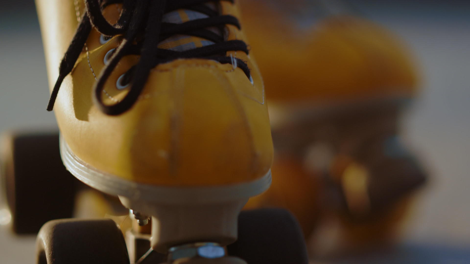 黄色轮滑鞋和细节视频的预览图