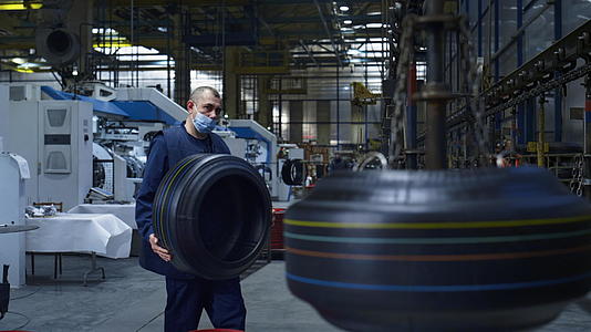 工厂运载的橡胶制品轮胎生产储存员工视频的预览图