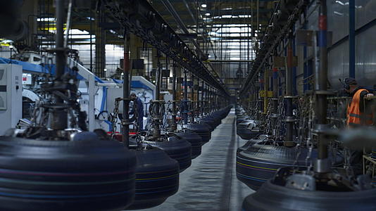 轮胎生产厂家的存储设施工人使用现代机器视频的预览图