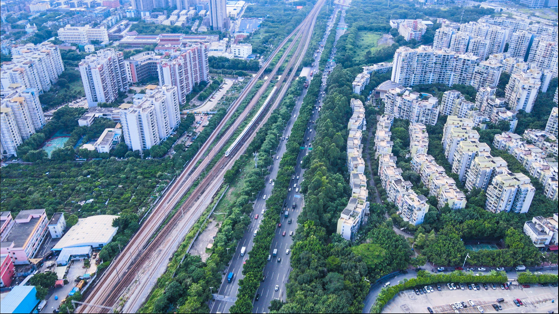 4k高清航拍广州广园快速路和广深城际铁路交通车流火车视频的预览图