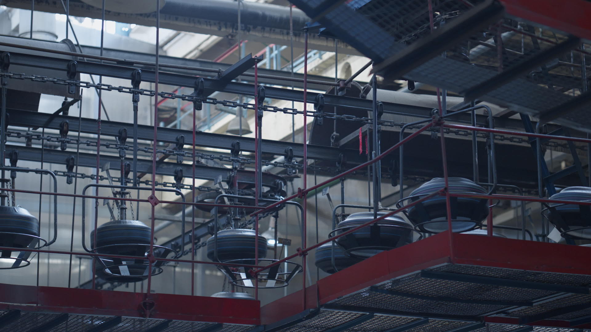 现代轮胎厂输送机在工厂内自动移动新橡胶生产视频的预览图