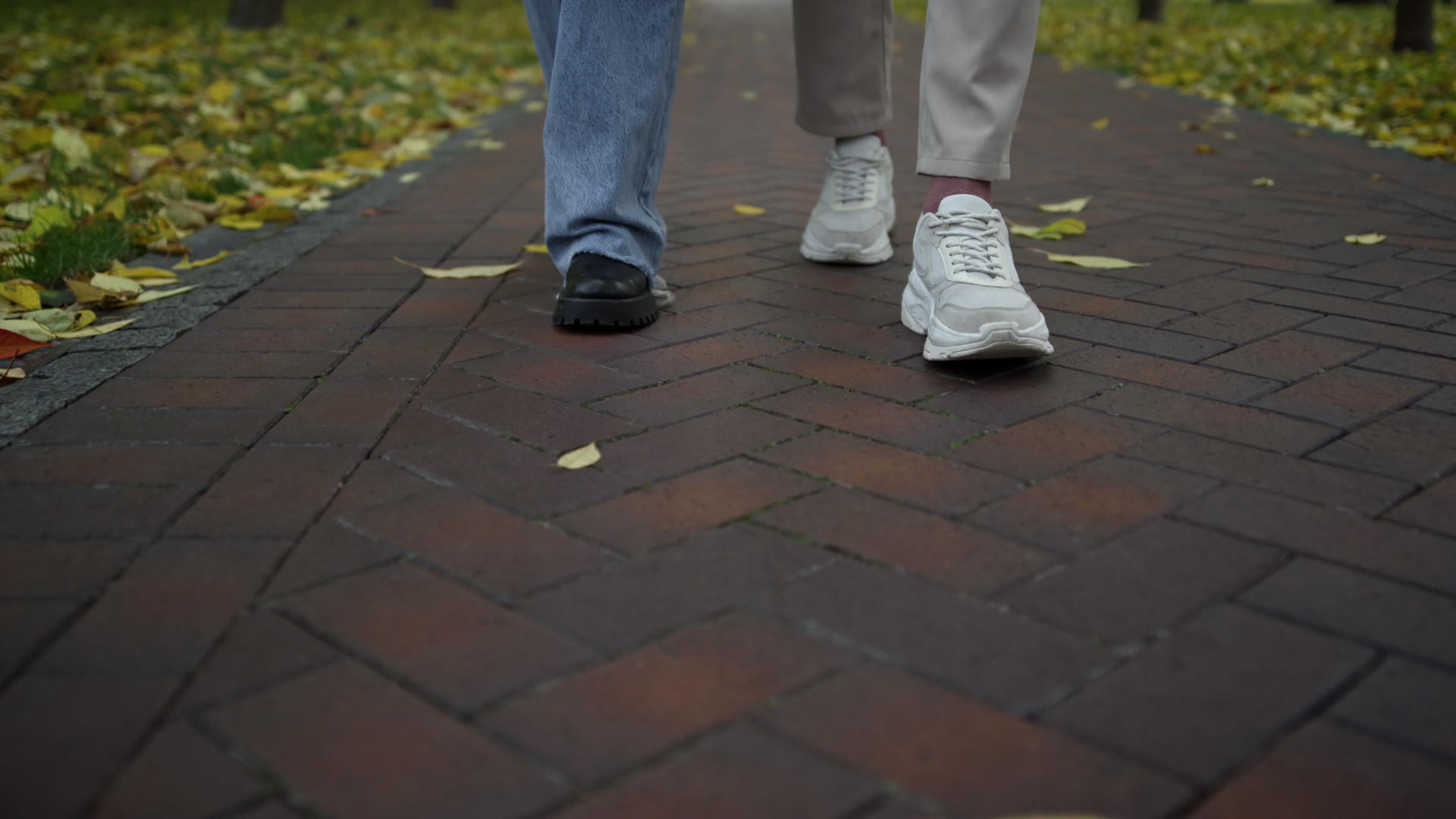 穿着舒适时尚鞋走路的陌生人脚的特写视频的预览图