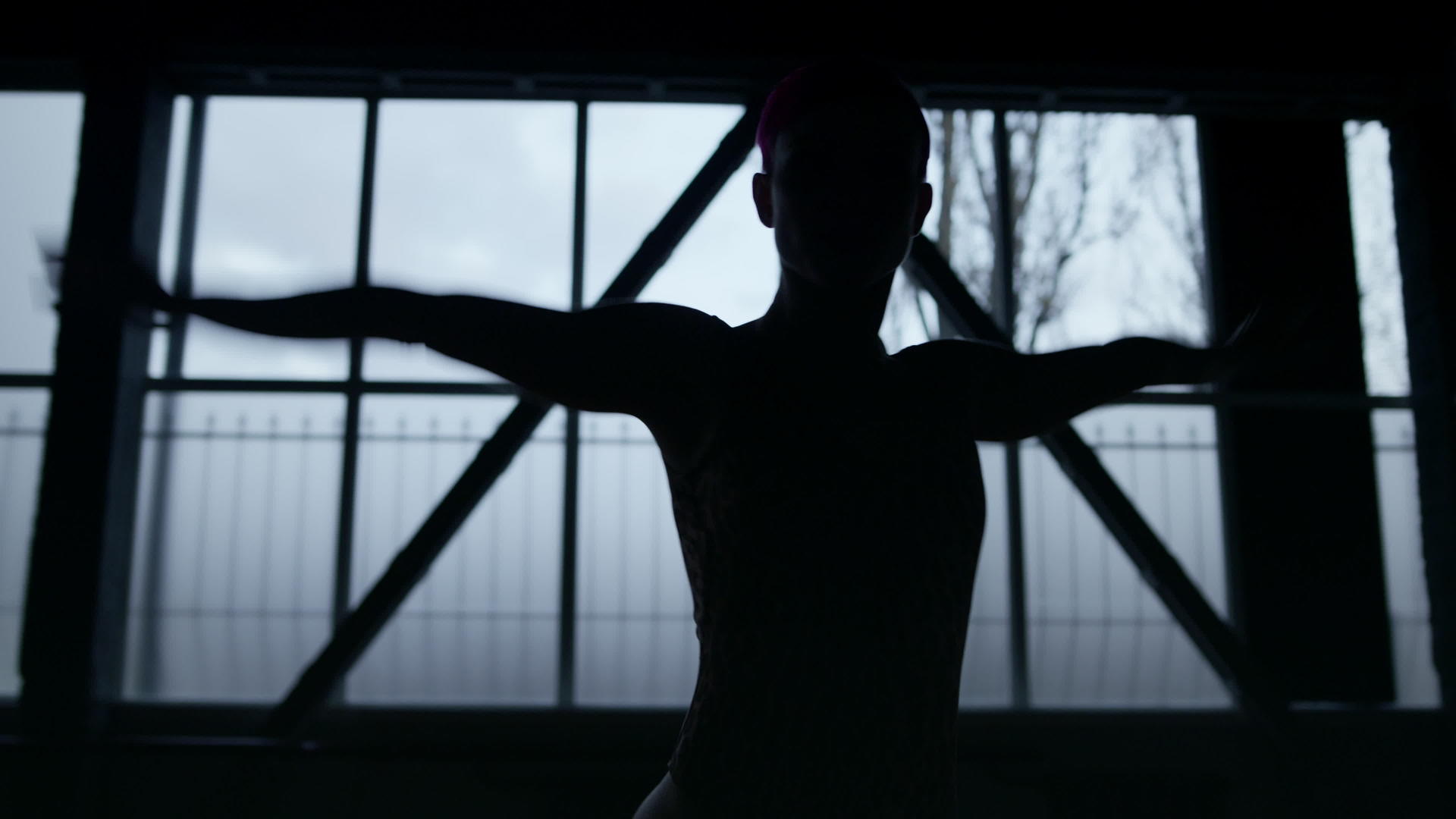 柔软的舞者在黑暗的体育馆里跳舞视频的预览图