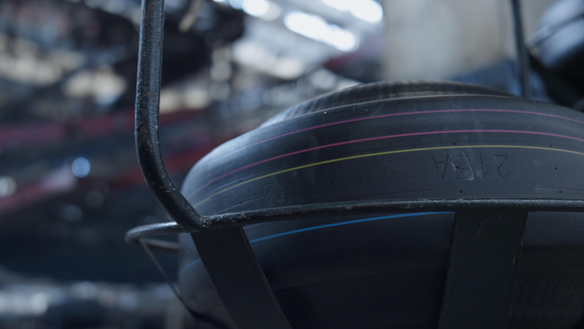 详细的轮胎生产输送机自动移动黑色橡胶坯料视频的预览图