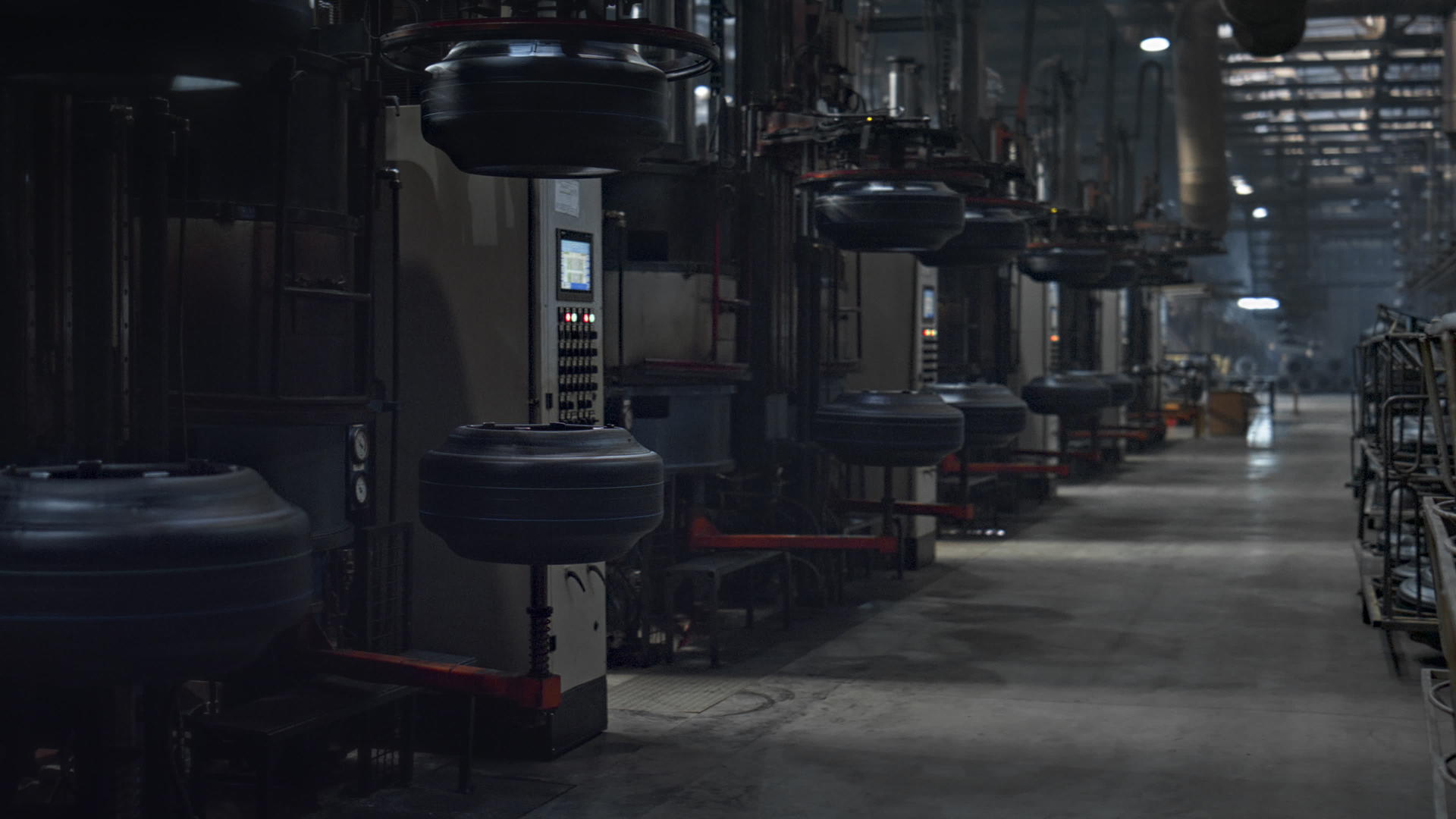 现代设备用于技术工厂设施中的轮胎工厂存储视频的预览图