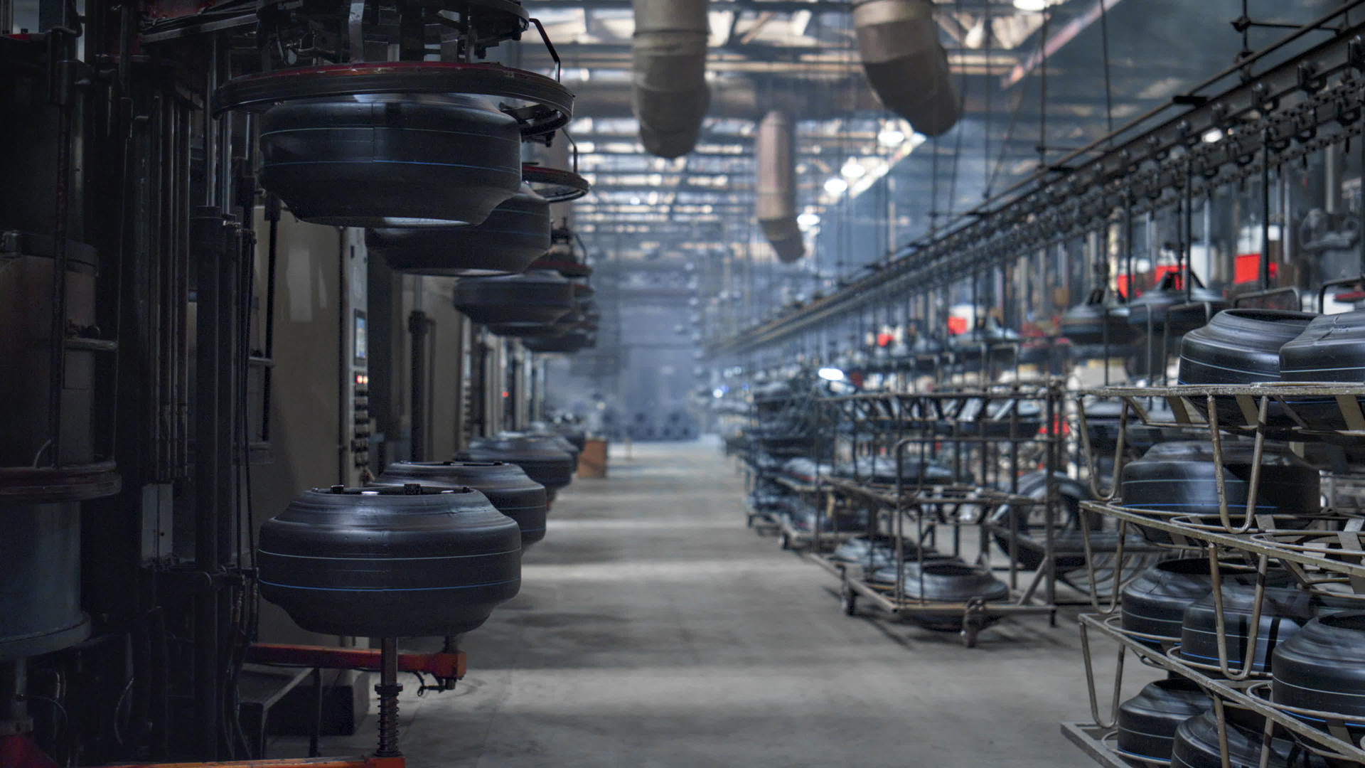 现代化工厂自动化轮胎生产输送机设施工作流程视频的预览图