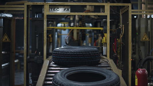 轮胎输送线在制造过程中自动移动新产品视频的预览图