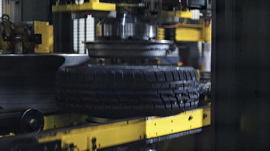现代车间汽车轮胎冲压输送机工作流程视频的预览图