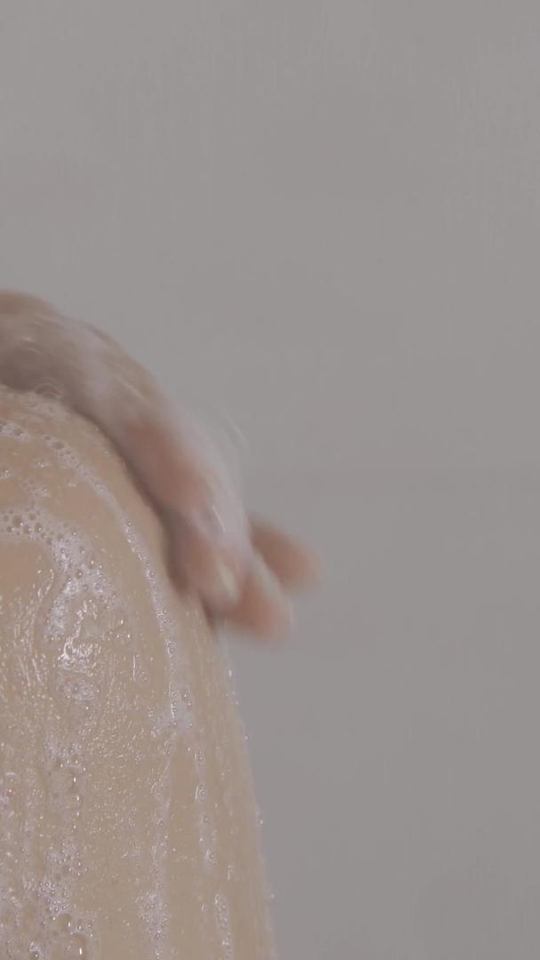 女人沐浴洗澡沐浴露洗澡视频的预览图