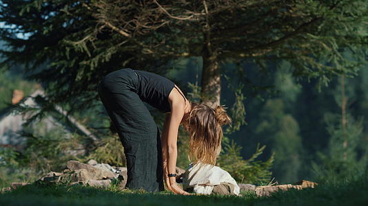 享受山地瑜伽冥想的女孩视频的预览图