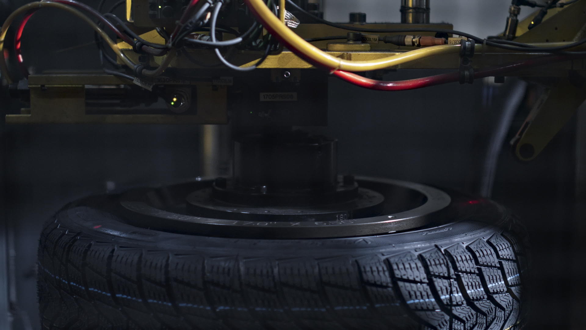 橡胶轮胎冲压输送机在工厂特写中自动纺纱产品视频的预览图