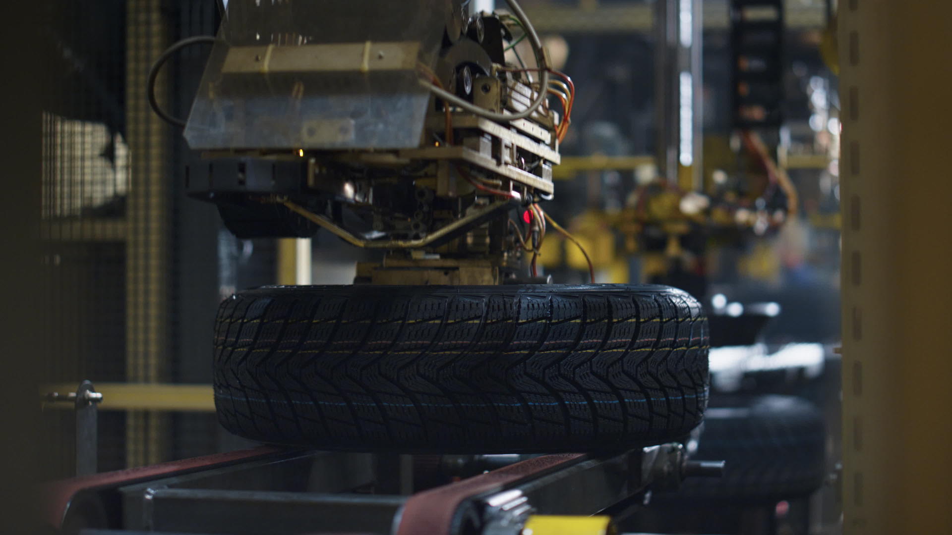 带橡胶制品的轮胎厂冲压机在输送机上的工作流程视频的预览图