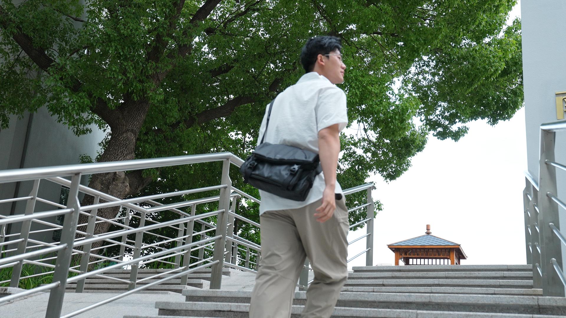 男性青年通勤上班路上视频的预览图