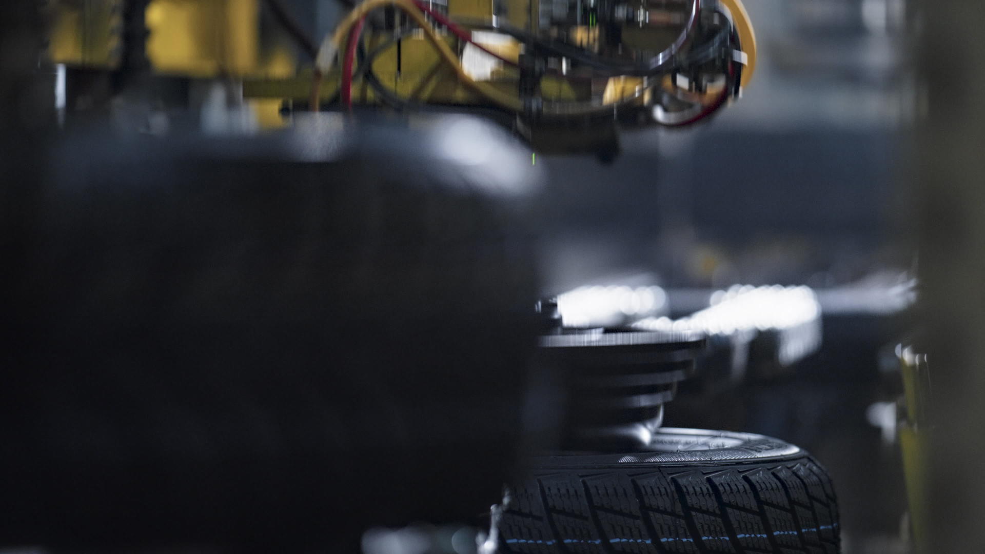 轮胎冲压输送线在技术工厂移动新橡胶产品视频的预览图