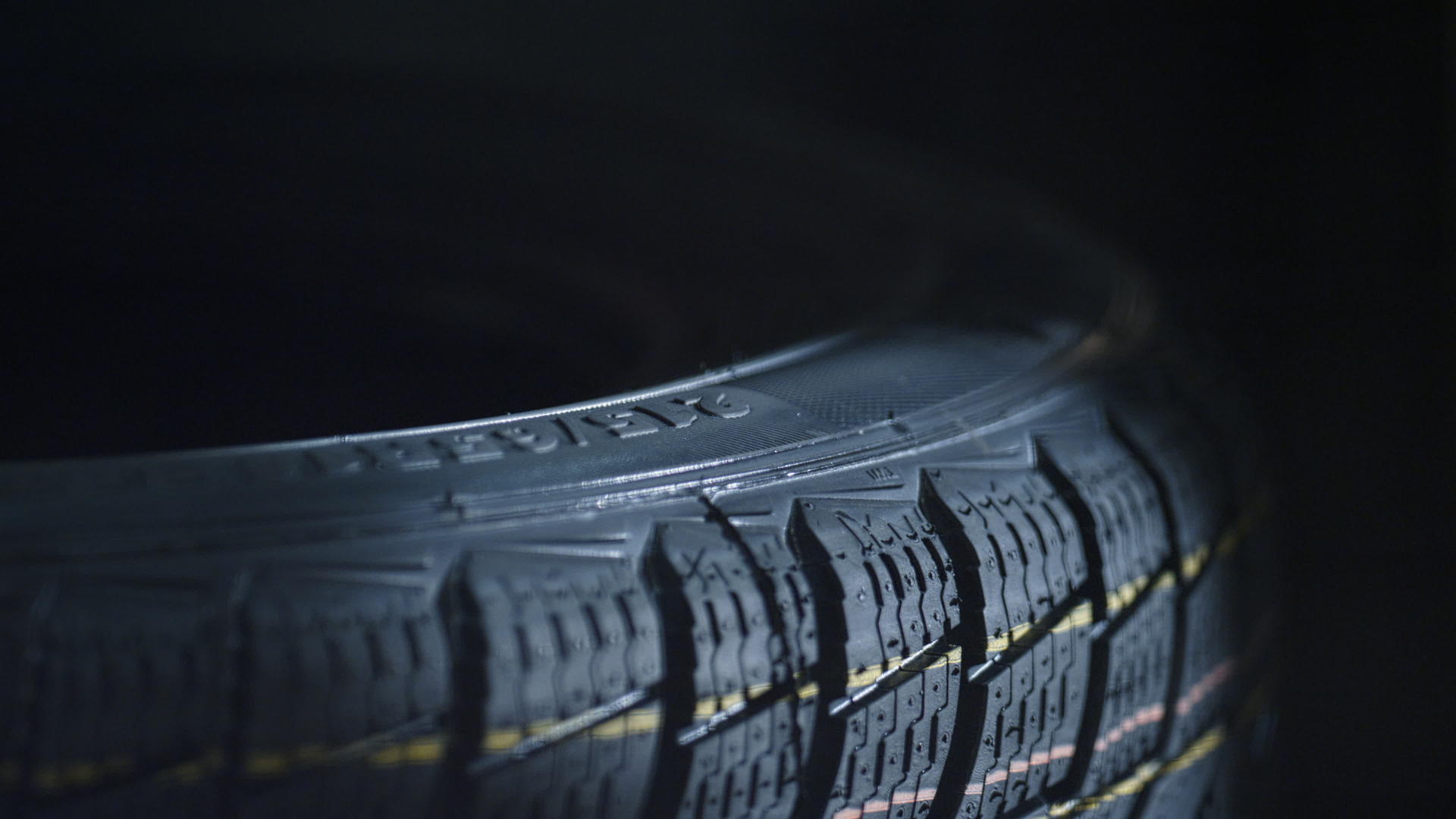 技术工厂特写轮胎冲压输送机旋转橡胶带视频的预览图