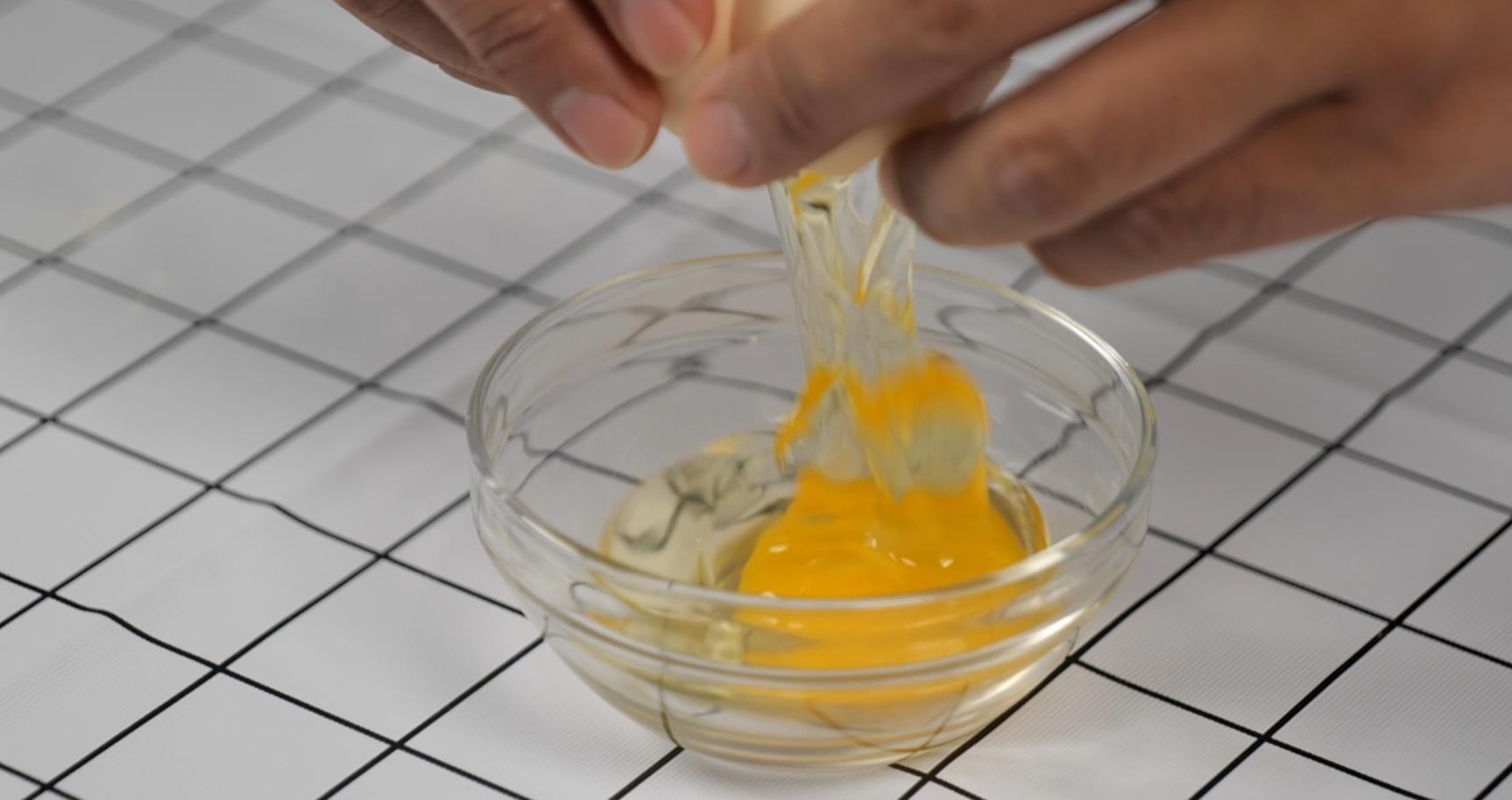 鸡蛋打入小碗中视频的预览图