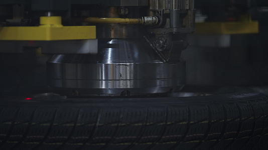 在技术制造中特写轮胎冲压机的工作流程视频的预览图