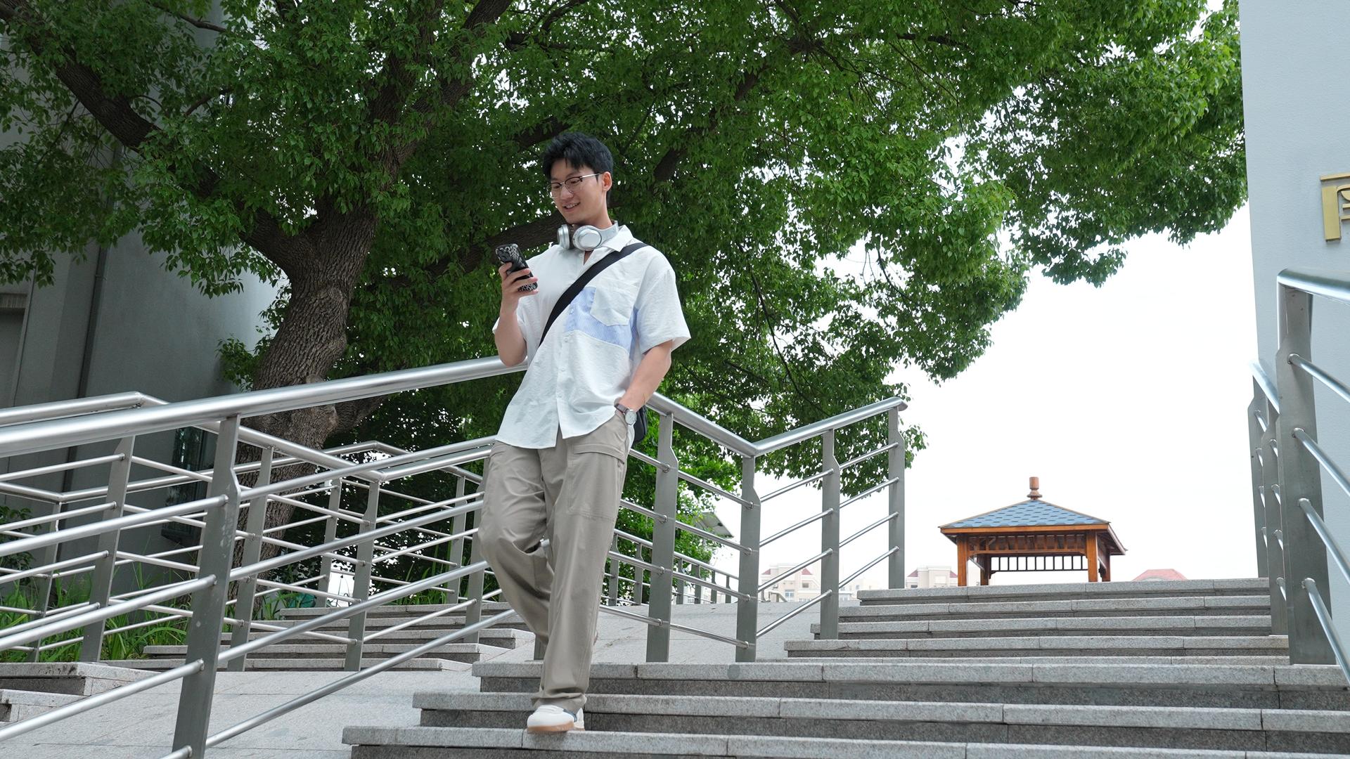 男性青年通勤下班的路上视频的预览图